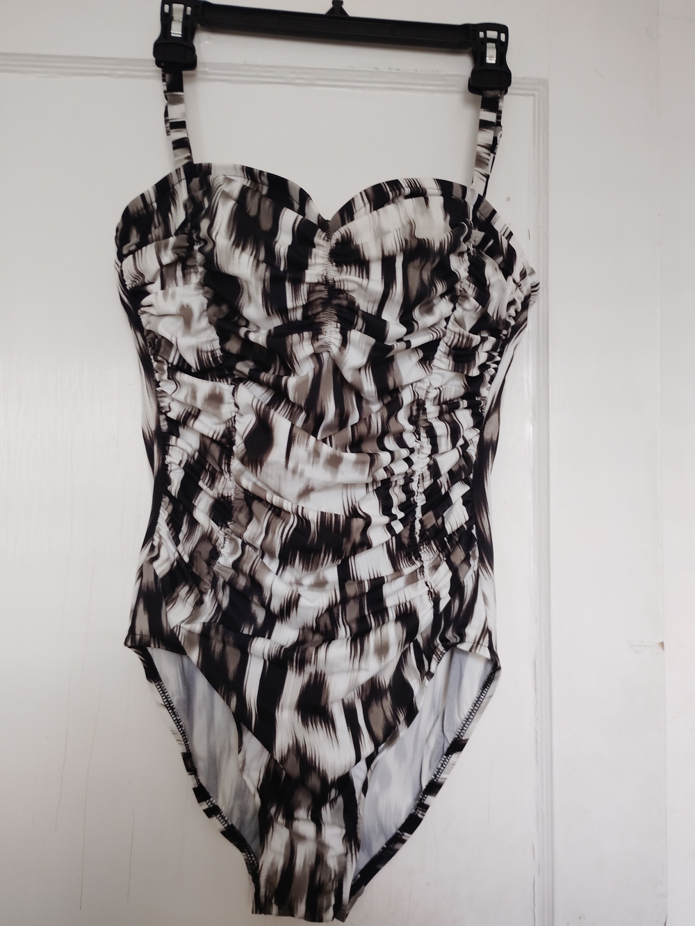 Croft & barrow Black/White  Monochrome One Piece Slimming Swimsuit Plus Size 14